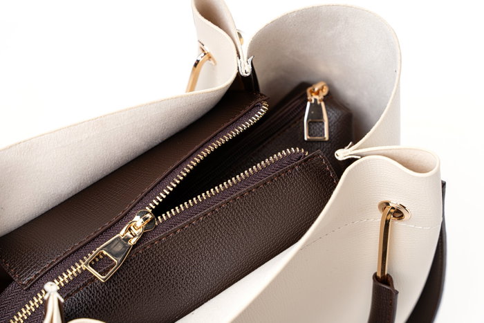 Vince Camuto Sicilia - Bolso Bandolera Mujer en Piel Sintética Color Crema, Medidas 32x14x28 cm